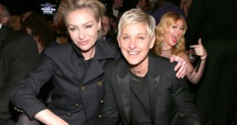 Kelly Clarkson photobombs Ellen DeGeneres and Portia de Rossi at the Grammys 2013