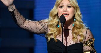 Grammys 2013: Kelly Clarkson’s Awesome Acceptance Speech – Video