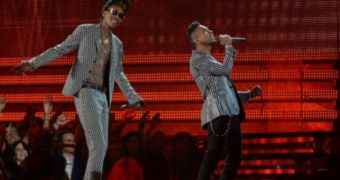 Wiz Khalifa and Miguel perform “Adorn” at the Grammys 2013