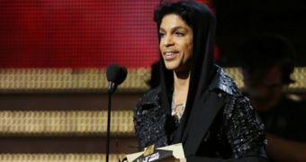 Prince shows up at the Grammys to present Record of the Year