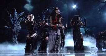 Katy Perry and her sister witches create (black) magic at the Grammys 2014