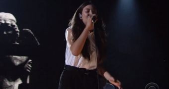 Lorde performs “Royals” at the Grammys 2014