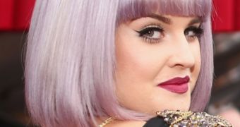 Kelly Osbourne poses on the red carpet at the 2014 Grammy Awards