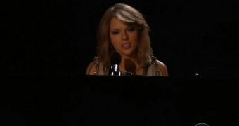 Taylor Swift does passionate live rendition of “All Too Well” at the Grammys 2014