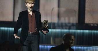 Beck calls out to Kanye West to come back on stage after Grammys 2015 interruption
