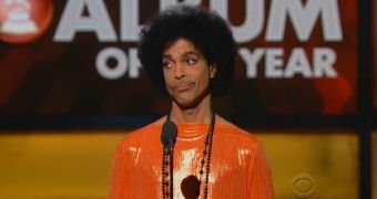 Prince's reaction to receiving a standing ovation at the Grammys 2015 was everything