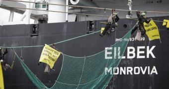 Activists keep ship from transporting whale meat to Japan