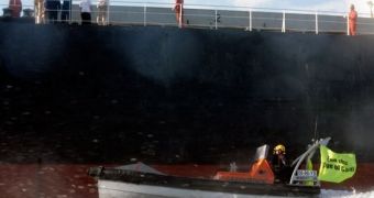 Greenpeace protests coal by boarding ship