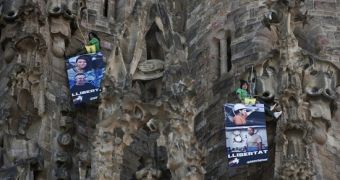 Greenpeace activists stage protest in Barcelona, demand the release of the Arctic 30