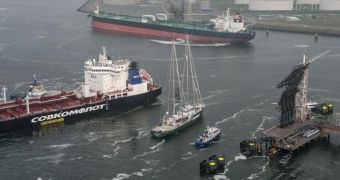 Greenpeace activists try to stop the shipment of Arctic oil, get arrested