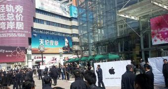 Quarrel at Apple Store, Dalian (China)