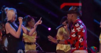 Gwen Stefani and Pharrell perform on The Voice before they become judges