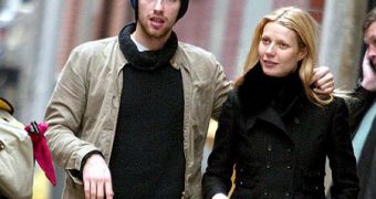 Actress Gwyneth Paltrow is pushing Chris Martin to try out a solo career, leave Coldplay behind, report says