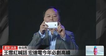 HTC CEO Peter Chou shows the M7