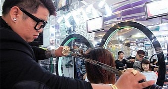 Hairdresser uses samurai sword to cut hair