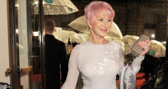 Helen Mirren debuts pink on the red carpet at the BAFTAs 2013
