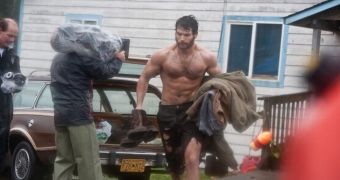 Henry Cavill shows off his ripped physique on “Superman: Man of Steel” set