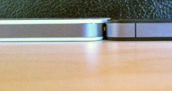 White iPhone 4 next to black iPhone 4 comparison shot