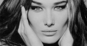 Carla Bruni shocked after thieves walk away with personal pictures of herself and former boyfriend