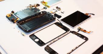 iPhone 3G S fully disassembled (cropped image)