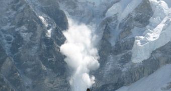 A giant avalanche caught on film near Mount Everest