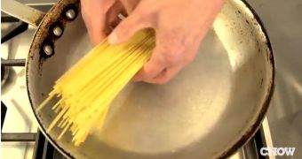 CHOW representatives think that you can preserve water if you boil the pasta in a frying pan