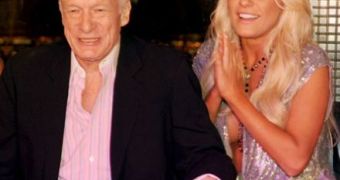 Hugh Hefner loves Crystal Harris enough not to have her a sign a prenup before the wedding, says report