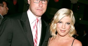 Dean McDermott embarrasses Tori Spelling by tweeting picture of her breasts
