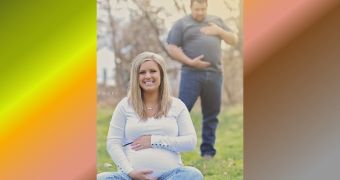 Husband Photobombs Wife's Pregnancy Photo