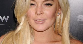 Lindsay Lohan goes on Twitter to ask to be left alone, deny ongoing rumors