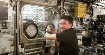 Expedition 29 astronauts carry out exercises to simulate emergencies