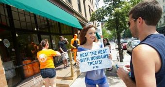 PETA beauty asks people in Burlington to give vegan ice cream a try