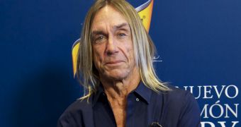 Iggy Pop protests wolf hunt in Michigan