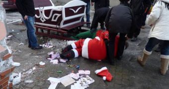 Drunk Santa embarrasses locals with horrible performance