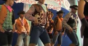 Inmates dance to Gangnam Style, in an effort to reduce violence in a Thai prison