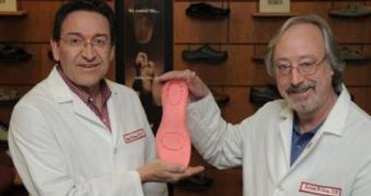 These are Temple podiatrists James McGuire (left) and Kendrick Whitney with a prototype of their R’n’R, or rest and recovery, shoe