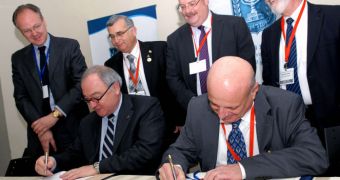 ESA’s Director General Jean-Jacques Dordain signed the agreement in Tel Aviv with the Director General of the Israel Space Agency (ISA), Dr Zvi Kaplan (right), on 30 January 2011