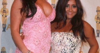Jeni “JWoww” Farley (in pink) and “Jersey Shore” co-star Snooki