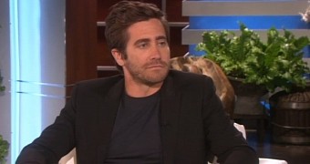Jake Gyllenhaal says he's single, asks for mother's approval on a first date