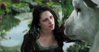 James Franco praises Kristen Stewart for her Snow White in “Snow White and the Huntsman”