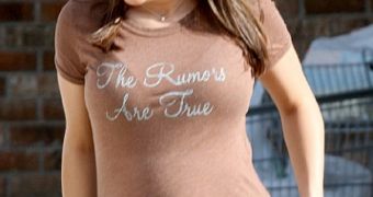 Jamie Lynn Spears confirming she was pregnant with a “The rumors are true” t-shirt