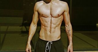 Jared Leto rocks skirt and seriously ripped body in TwitPic photo
