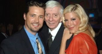 Jason Priestley and Tori Spelling with her late father, TV producer Aaron Spelling