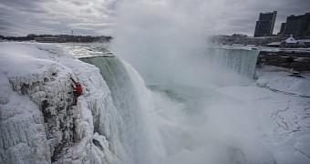 Man scales frozen Niagara Falls