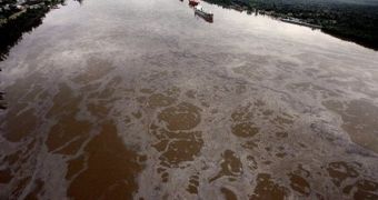A picture of the large oil spill that stained the Mississippi