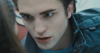 Sources say Robert Pattinson’s flirty ways and good looks are causing tension on the “New Moon” set