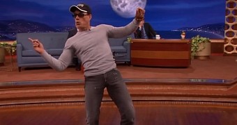 Jean-Claude Van Damme recreates "Kickboxer" dancing scene on Conan