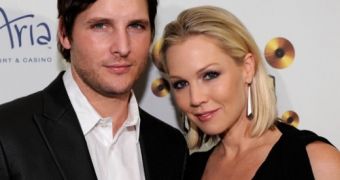 Jennie Garth and Peter Facinelli deny they're divorcing because of an extramarital affair