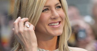 Jennifer Aniston “collapsed” when Brad called to tell her of the engagement to Angelina Jolie