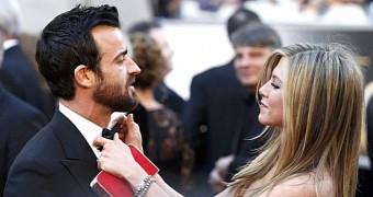 Jennifer Aniston corners Justin Theroux to marry her by the end of the year, report claims